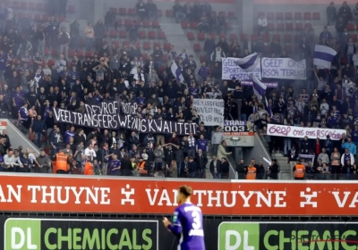 Les supporters d'Anderlecht affichent leur mécontentement: "Hey les filles, on n'est pas au Club Med"