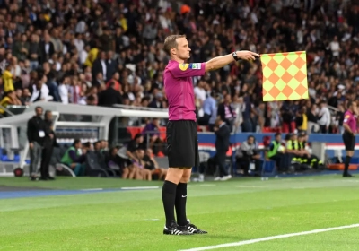 Bochum - M'gladbach arrêté après le jet d'un projectile sur un des arbitres