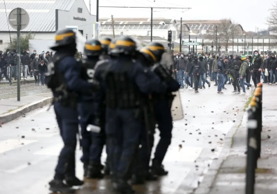 Les supporters du FC Nantes n'en peuvent plus et s'accrochent avec les forces de l'ordre : "FC Kita, on n'en veut pas"