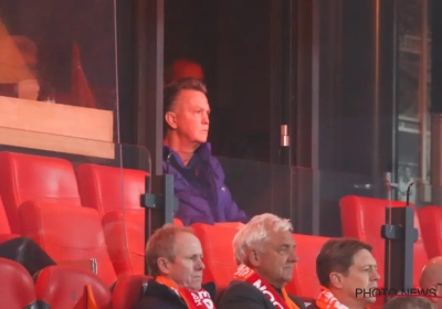 📷 L'image du jour : Louis Van Gaal, en fauteuil roulant et entouré de ses joueurs