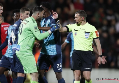 Jonathan Lardot aurait dû brandir deux cartons rouges lors du barrage retour Seraing - RWDM