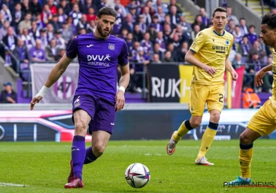 Wesley Hoedt sur son téléphone pendant la causerie tactique?