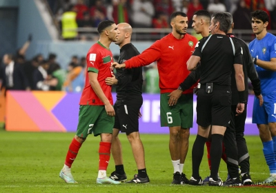 Les joueurs marocains calment le jeu après leur réaction suite à la défaite contre la Croatie