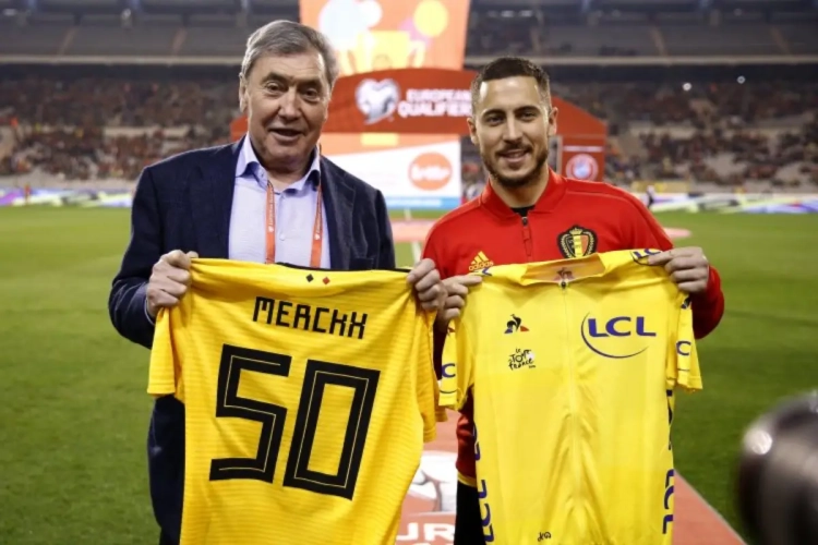 ? Eden Hazard et Eddy Merckx échangent leur maillot jaune 