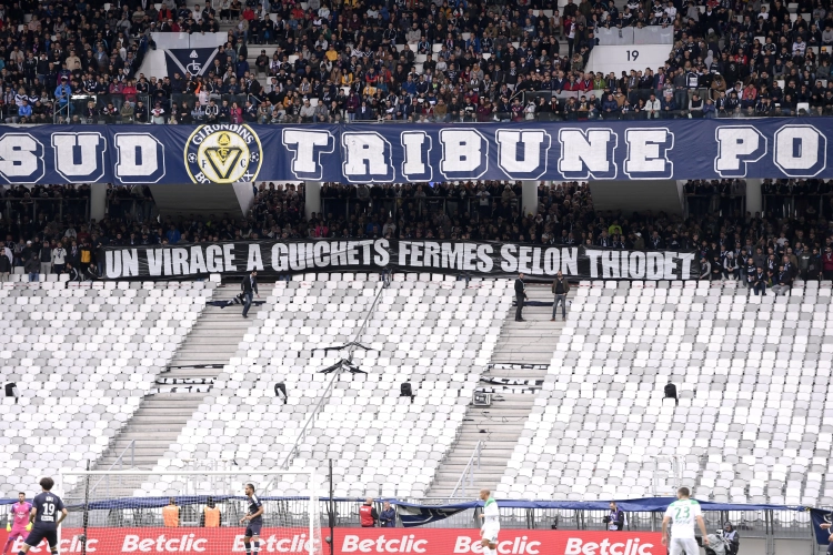 Les supporters de Bordeaux, interdits de déployer un message contre leur direction, montent sur la pelouse