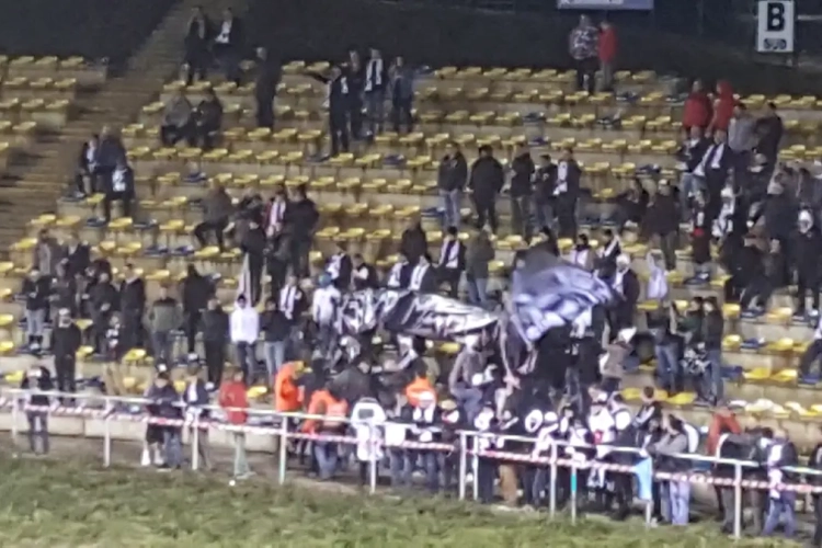 Les supporters d'OHL ont montré leur mécontentement avec une banderole: "Union Belge Mafia"