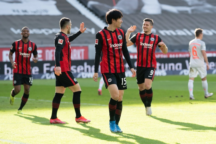 Francfort domine le Bayern et relance la Bundesliga, Mönchengladbach loupe le train européen