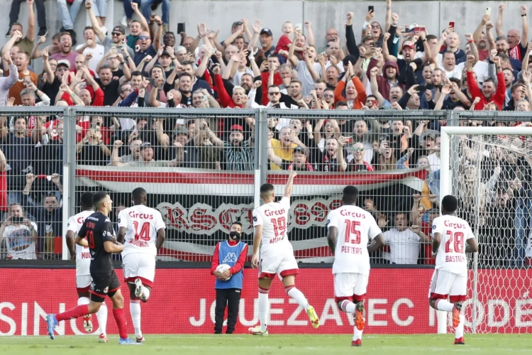 Réduit à dix, le Standard remporte le derby liégeois grâce à un grand Arnaud Bodart