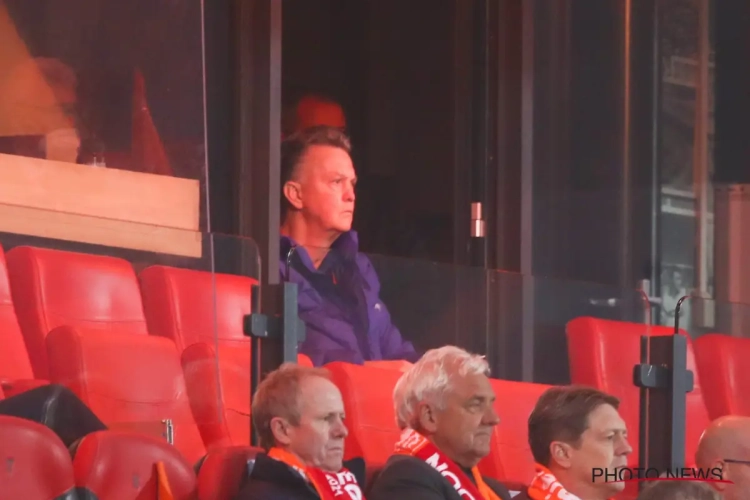 📷 L'image du jour : Louis Van Gaal, en fauteuil roulant et entouré de ses joueurs