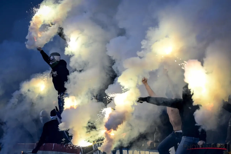 📷 Des supporters de Genk en colère exigent des explications aux joueurs