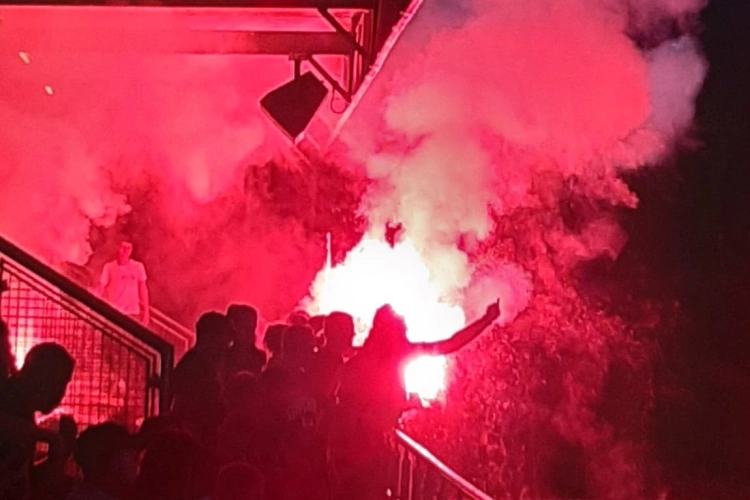 58 kilomètres à pied jusqu'à Ath : le magnifique geste des supporters du Crossing Schaerbeek